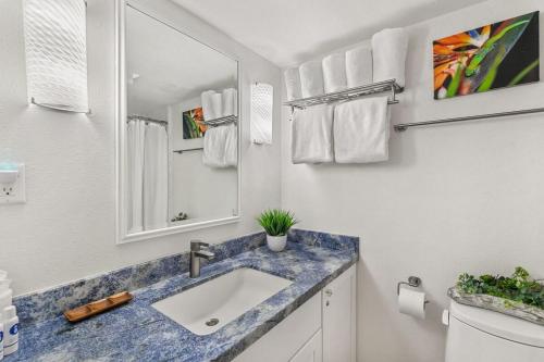 un baño con lavabo y espejo en Keawakapu 208 · KKP 208 Renovated Condo w AC Near Beach Shops, en Wailea