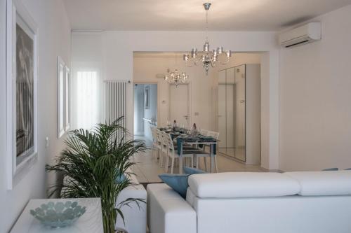 Ένα ή περισσότερα κρεβάτια σε δωμάτιο στο Artist's Suite