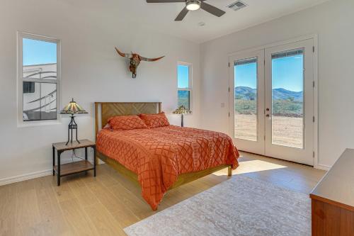 En eller flere senge i et værelse på Peaceful Mtn Views! Pet-Friendly Patagonia Getaway