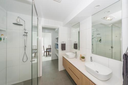 Unit 8 8- 10 Electra Parade Harrington في Manning Point: حمام أبيض مع حوض ودش