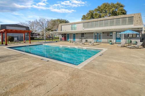 a swimming pool in front of a building at Townhouse A plus location pool long stay discounts in Sherman