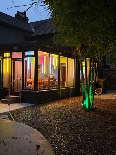 Zahrada ubytování The Funky Hideaway with Hot Tub