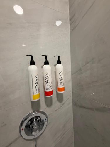 Tres botellas de champú en la pared de un baño. en Desert Quail Inn Sedona at Bell Rock, en Sedona