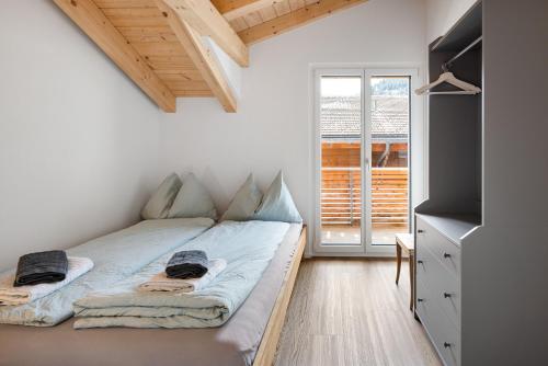 Postel nebo postele na pokoji v ubytování Chuenislodge3 neu&stilvoll, 2Balkone, echtes Bijou mit top-Aussicht