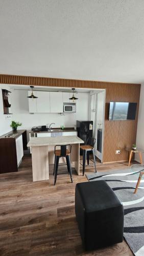 a kitchen and living room with a table and chairs at Departamento 2 dormitorios vista al lago in Villarrica