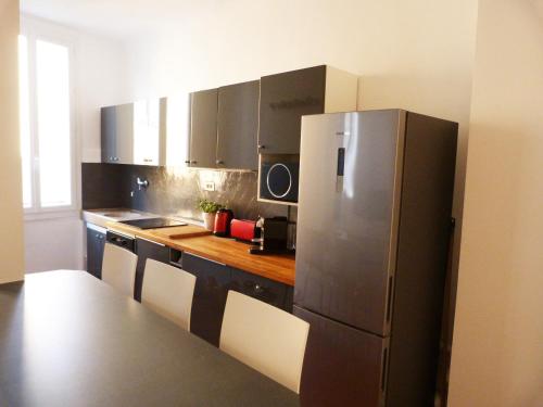 Il comprend une cuisine équipée d'un réfrigérateur en acier inoxydable. dans l'établissement Appartement coeur historique Aix, à Aix-en-Provence