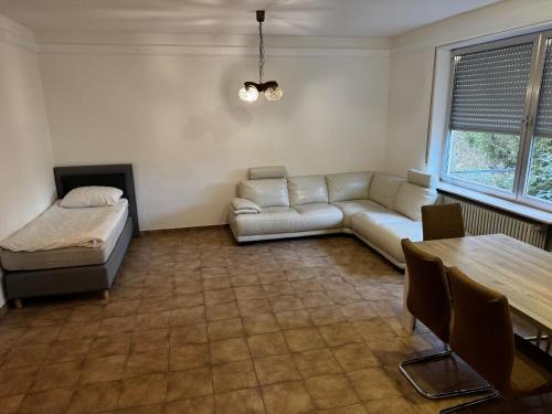 Posezení v ubytování 70qm Apartment mit Stellplatz und Garten