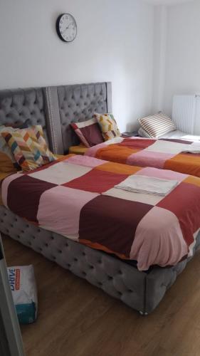 two beds sitting next to each other in a bedroom at Building carré d eden in Clamart