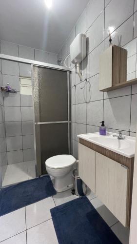 a bathroom with a toilet and a shower and a sink at Casa com PISCINA no CENTRO - Estacionamento PRIVATIVO - 650m do Shopping JL in Foz do Iguaçu