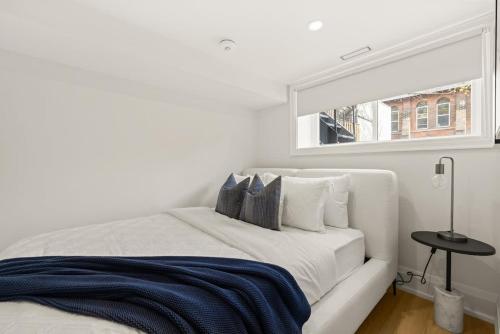 una camera da letto bianca con un letto e una finestra di Bright 1Bedroom Escape in Torontos West End a Toronto