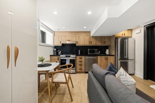 una cucina e un soggiorno con un divano e un tavolo di Bright 1Bedroom Escape in Torontos West End a Toronto