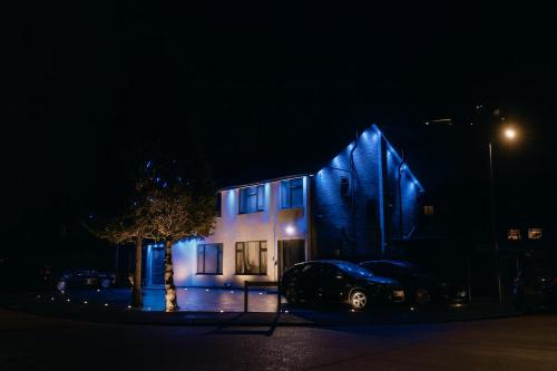 een huis waar 's nachts een auto voor geparkeerd staat bij Urban Luxury in Colnbrook