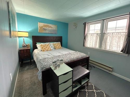 ein kleines Schlafzimmer mit einem Bett und einem Fenster in der Unterkunft Bayview #1 in Saint Ignace