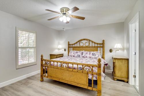 Postel nebo postele na pokoji v ubytování Spacious Home with Yard 8 Mi to Wabasso Beach