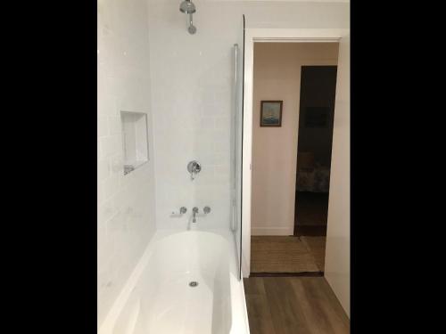 Koupelna v ubytování Creekside at Hat Head - 7 Creek Street