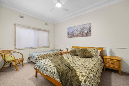 En eller flere senge i et værelse på Mandys Cottage - 7 Memorial Avenue South West Rocks