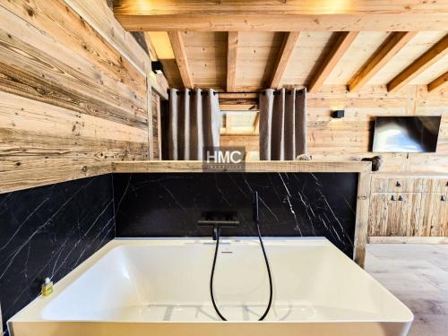 TV a/nebo společenská místnost v ubytování Chalet Bliss Jacuzzi vue