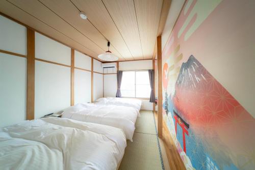 Ένα ή περισσότερα κρεβάτια σε δωμάτιο στο 家族旅館四国周遊元山