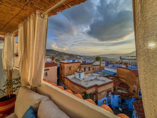 a view of the city from a balcony at Chambre Lumineuse avec Vue Ruelle Bleue et Terrasse in Chefchaouene