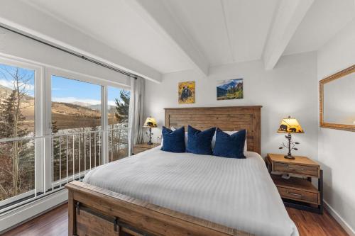 Un dormitorio con una cama y una ventana grande. en The Lodge at Lake Dillon 111, en Dillon