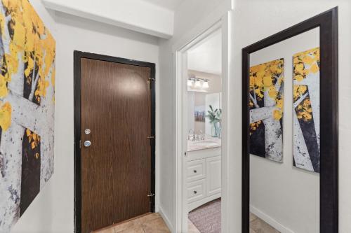 Un baño con puerta de madera y lavabo. en The Lodge at Lake Dillon 111, en Dillon