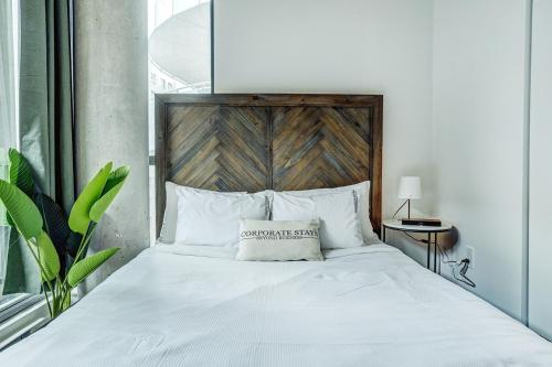 Postel nebo postele na pokoji v ubytování Montreal - C Lofts Le Smith - 2B1B 1006