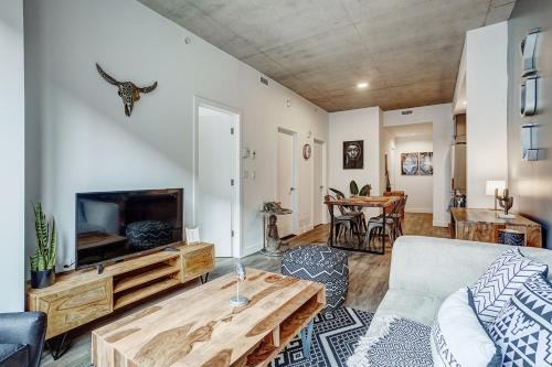 TV a/nebo společenská místnost v ubytování Montreal - C Lofts Le Smith - 2B1B 1006