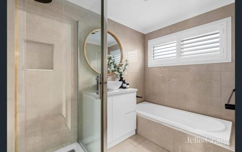ein Badezimmer mit Dusche, Badewanne und Waschbecken in der Unterkunft Pool House Barwon Heads 4 bedroom 2 bathroom Pool Great Yard Family friendly in Barwon Heads