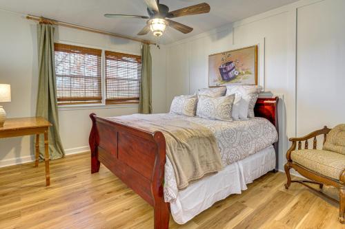 Postel nebo postele na pokoji v ubytování River, Trails and Wine! Group Retreat Near Mt Airy