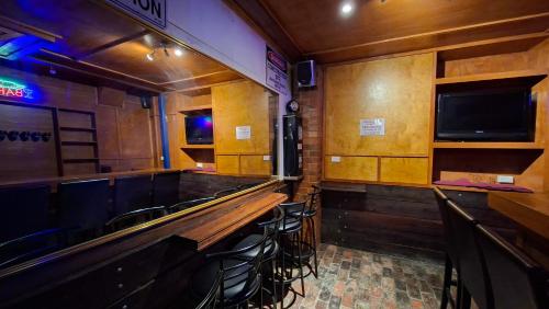 Una barra en un pub con sillas y un televisor. en Luxurious stay with amazing views, en Bacchus Marsh