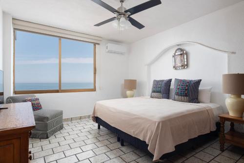 Ένα ή περισσότερα κρεβάτια σε δωμάτιο στο 2BR Oceanside Resort Condo Pool & Private Beach