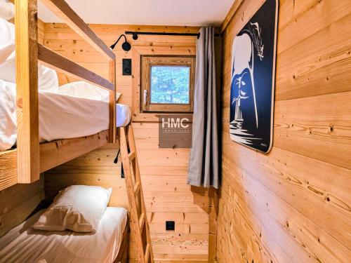 ein Schlafzimmer mit zwei Etagenbetten in einer Kabine in der Unterkunft Chalet K Jacuzzi et vue in Bolquere