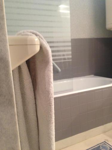 La salle de bains est pourvue d'un sèche-serviettes et d'une baignoire. dans l'établissement Résidence Orphé A, à Saint-Jean-de-Monts