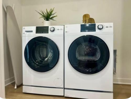 dos lavadoras sentadas una al lado de la otra en WorkerFriendly Gym Pool WasherDryer A plus Location, en Sherman