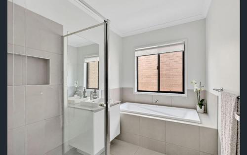 Ένα μπάνιο στο Waves & Moore Sleeping 8 Aircon Geelong Wineries Firepit Garage Aircon