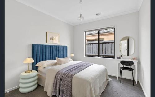 Ένα ή περισσότερα κρεβάτια σε δωμάτιο στο Waves & Moore Sleeping 8 Aircon Geelong Wineries Firepit Garage Aircon