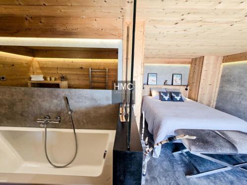 Ένα μπάνιο στο Chalet Moose Lodges SPA Sauna