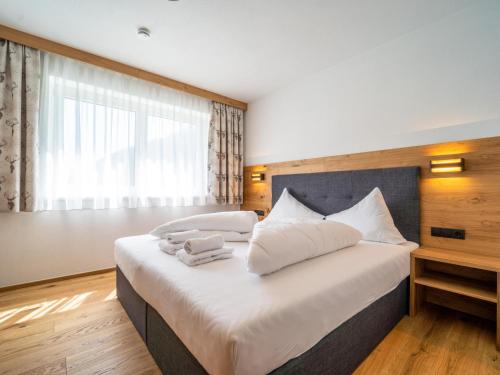 Ένα ή περισσότερα κρεβάτια σε δωμάτιο στο Chalet Pettneu am Arlberg - Top 2