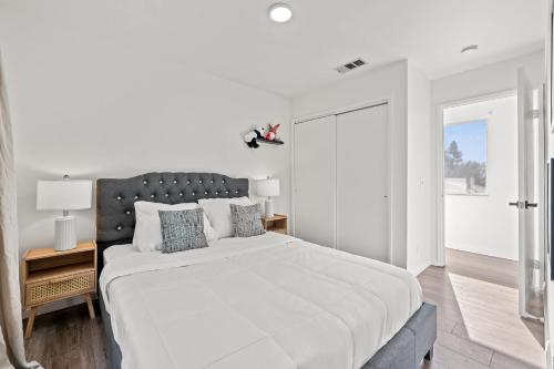 Ένα ή περισσότερα κρεβάτια σε δωμάτιο στο Bright Monterey Park Private Suite Near DTLA