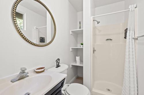 Ένα μπάνιο στο Bright Monterey Park Private Suite Near DTLA