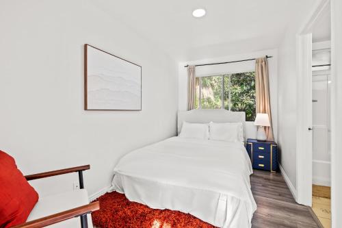 Postel nebo postele na pokoji v ubytování Modern Hotel-Style Suite in Monterey Park Near LA
