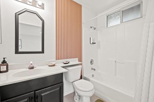 Koupelna v ubytování Near DTLA Gem Stylish Private Suite w King bed