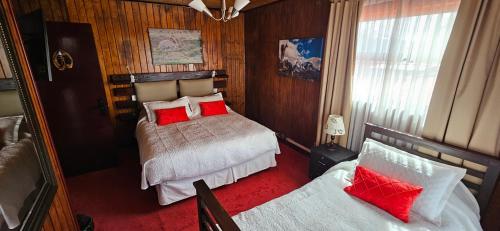 Una cama o camas en una habitación de La Casa Guesthouse