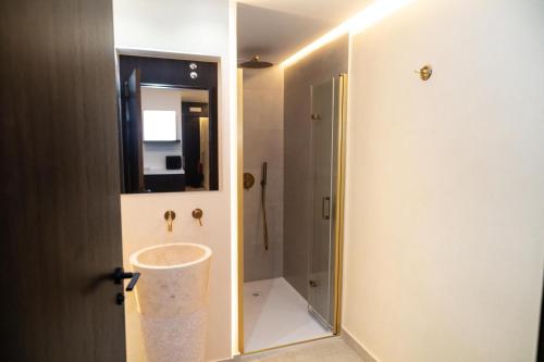 Un baño con lavabo y ducha en Apartamentos Máximo, en Mérida