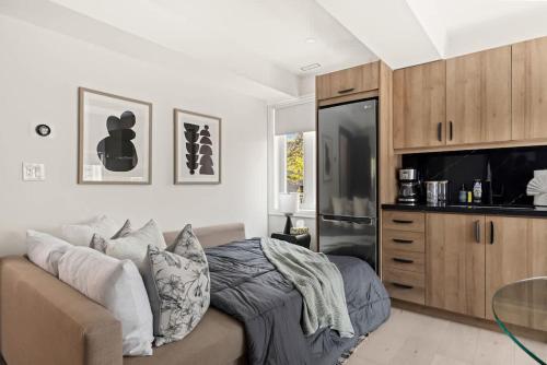 Η κουζίνα ή μικρή κουζίνα στο Cozy Parkside Getaway Steps to Transit & Lake