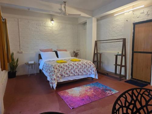 Postel nebo postele na pokoji v ubytování Neon Chameleon