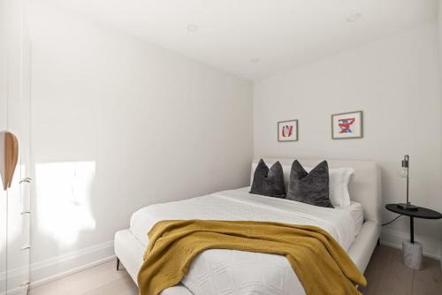 Ένα ή περισσότερα κρεβάτια σε δωμάτιο στο Stylish 2BR Toronto Condo Comfort & Convenience
