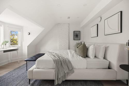 Χώρος καθιστικού στο Stylish 2BR Toronto Condo Comfort & Convenience