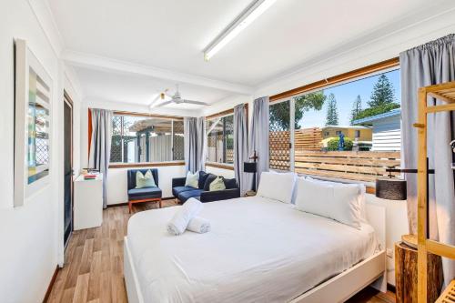 a bedroom with a large white bed in a room at Nonna and Pops in Mylestom