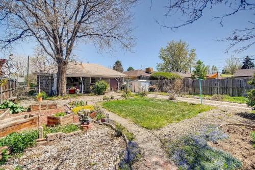 een achtertuin met een tuin met planten en een huis bij Modern 2BD 2BA Near Downtown Denver in Sandown